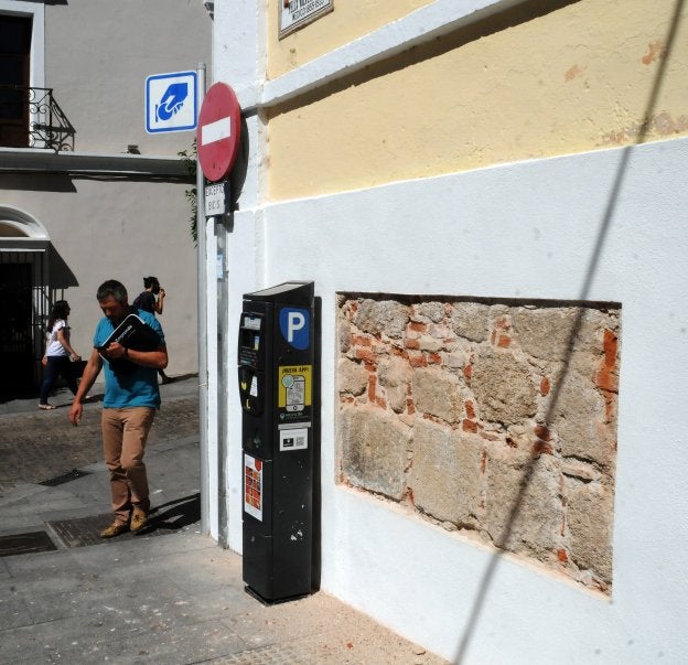 Los sillares del colegio Trajano se mantienen al descubierto. :: BRÍGIDO