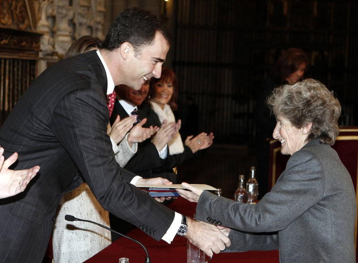 El entonces Príncipe Felipe entrega a 'La duquesa roja' la Medalla de Oro al Mérito en las Bellas Artes 2007. Ella murió en 2008.