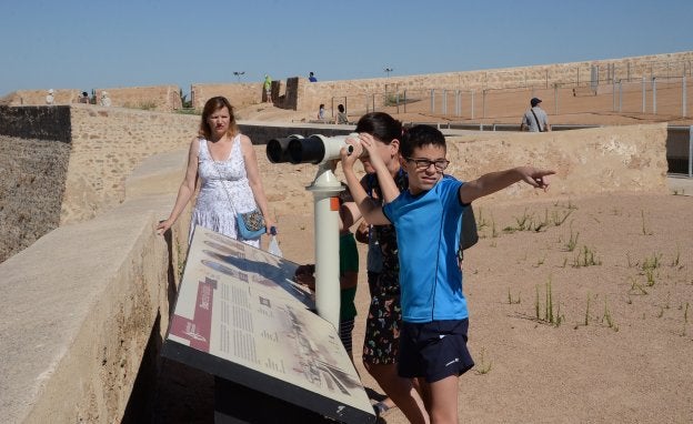 Una familia visita el Fuerte de San Cristóbal en agosto del año pasado. :: hoy