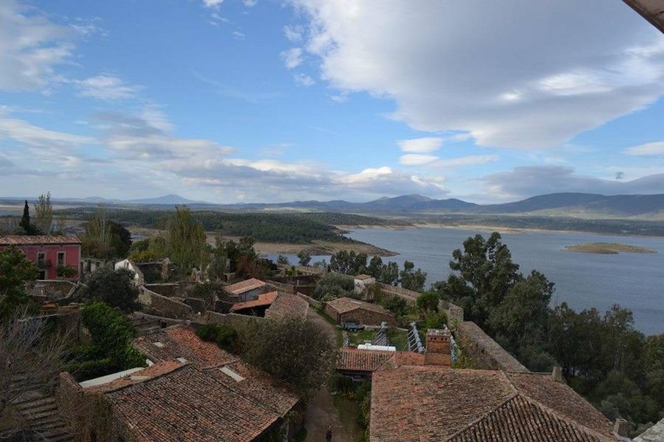 Una visita al pueblo abandonado de Granadilla. ::HOY