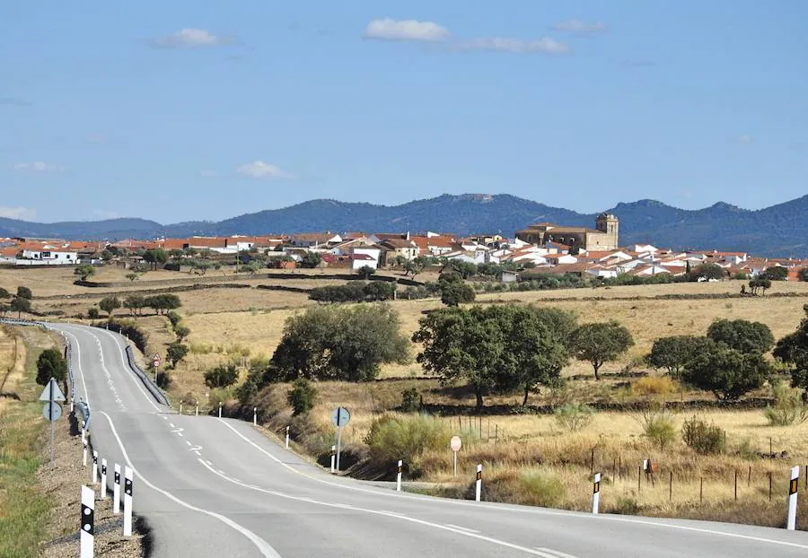 Carretera Nacional 521 entre Cáceres y Valencia de Alcántara, al fondo, Salorino.