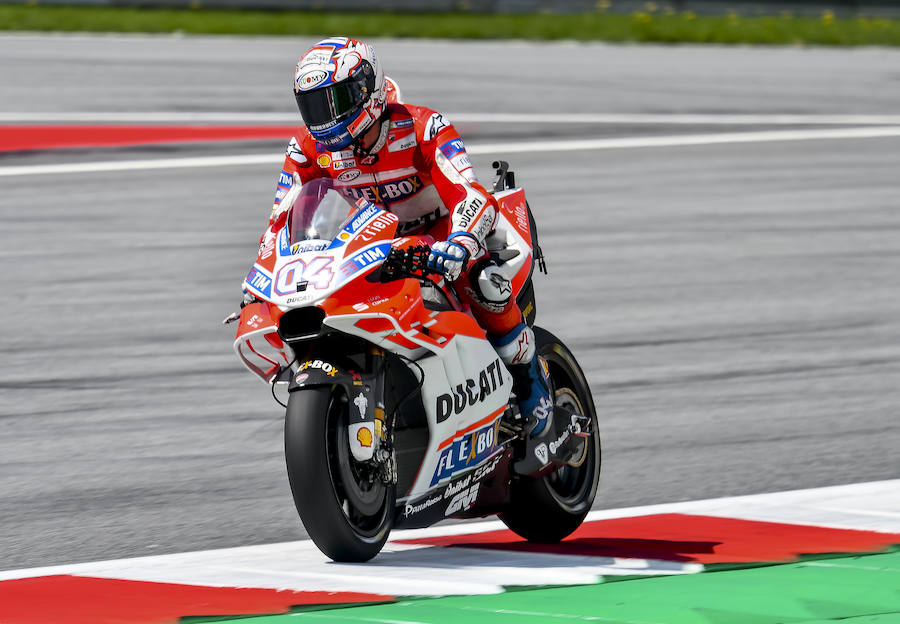 El italiano Andrea Dovizioso hizo buenos los pronósticos que dan un año más a las Ducati Desmosedici como favoritas para el triunfo en el Gran Premio de Austria de MotoGP al marcar el mejor tiempo en los entrenamientos. 
