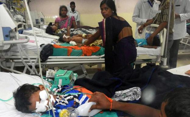 Niños hospitalizados en el hospital Baba Raghav Das.