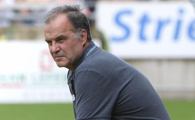 Marcelo Bielsa, en el campo del Estrasburgo. 