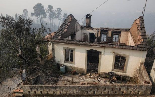 Casa incendiada cerca de Tomar. 