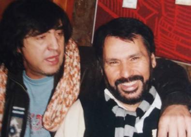 Imagen secundaria 1 - A la izquierda, junto a su amigo Manolo Tena; a la derecha, en 1996 con Al Pacino. 