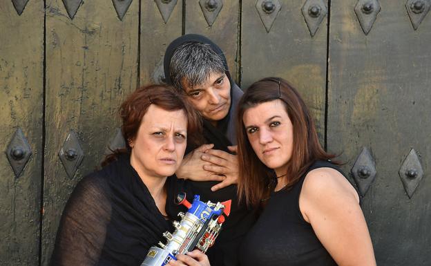 Kirby Navarro, Victoria López y Esther Sánchez, miembros de ‘Milana bonita’, caracterizadas ayer en la presentación. 