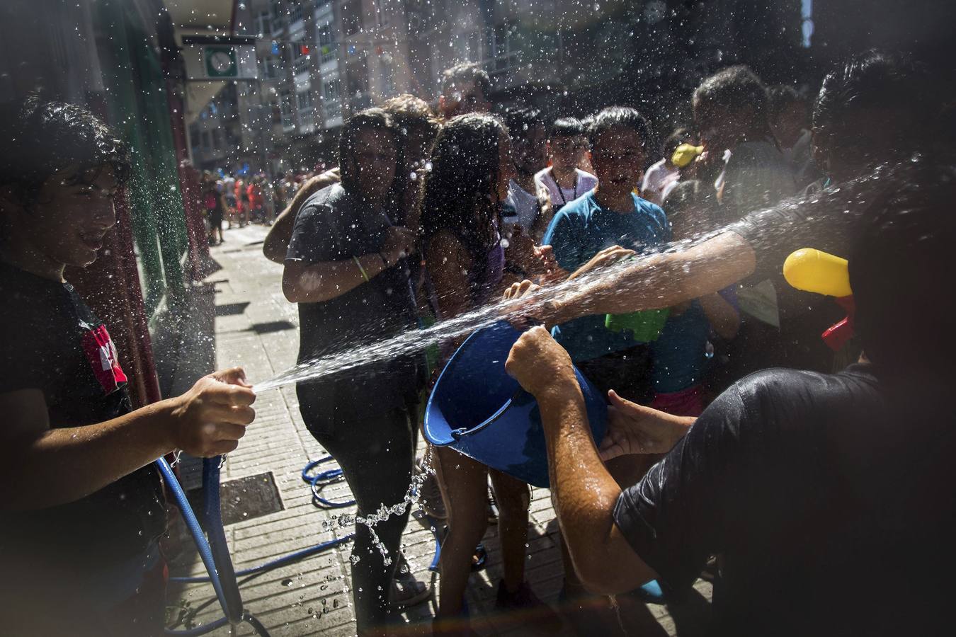 La localidad arousana de Vilagarcía, celebra la "Festa da Auga" Fiesta del agua, en el día de San Roque. Esta tradicional fiesta concentrará a miles de personas y romeros en la Plaza de Galicia de Vilagarcía de Arousa (Pontevedra), que piden agua a los habitantes de la ciudad para refrescarse.