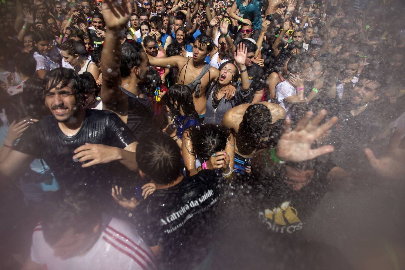 La localidad arousana de Vilagarcía, celebra la "Festa da Auga" Fiesta del agua, en el día de San Roque. Esta tradicional fiesta concentrará a miles de personas y romeros en la Plaza de Galicia de Vilagarcía de Arousa (Pontevedra), que piden agua a los habitantes de la ciudad para refrescarse.