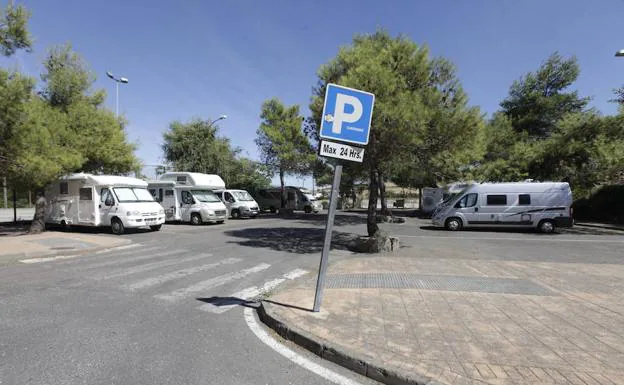Zona de aparcamiento de caravanas en Valhondo, que cerrará.