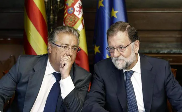 El ministro del Interior, Juan Ignacio Zoido, junto al presidente Rajoy.