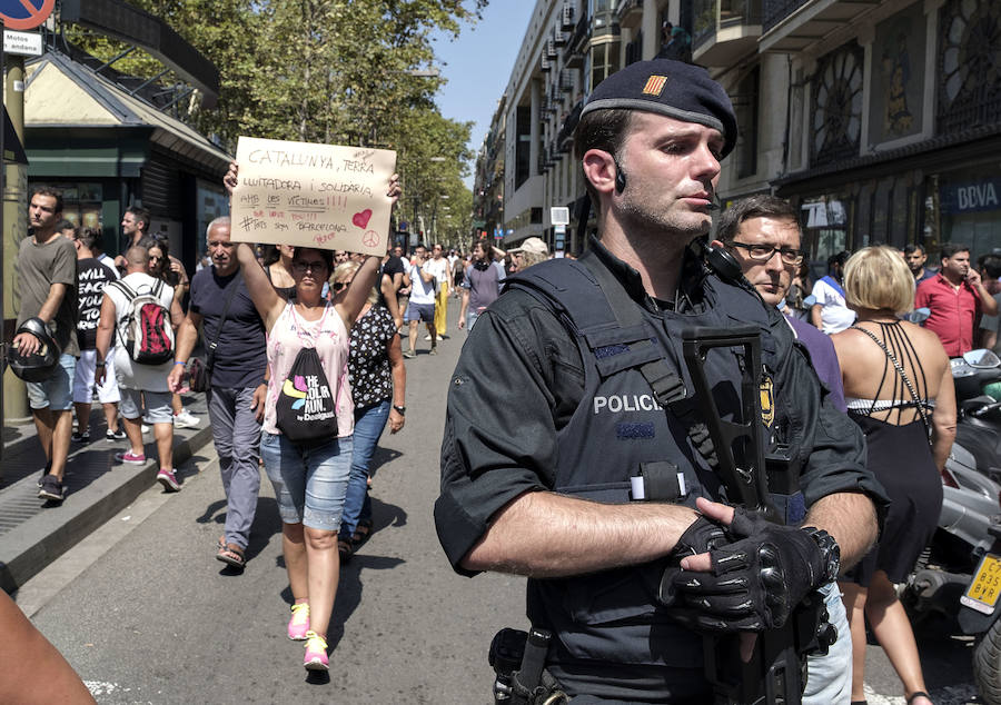 Centenares de personas se concentran en Barcelona para rechazar el atentado terrorista.