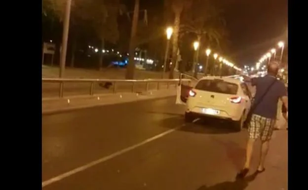 El placentino, de espaldas, señala al terrorista abatido en Cambrils.