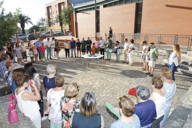 Concentración junto a la parroquia de Aldea Moret, presidida por el Corán y la Biblia. :: a. méndez