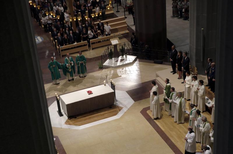 Los Reyes, Rajoy y Puigdemont presiden una ceremonia de homenaje por los atentados en Barcelona y Cambrils