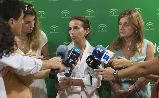 La consejera de Salud de Andalucía, Marina Álvarez y Silvia Calzón, gerente del hospital sevillano de Valme. 