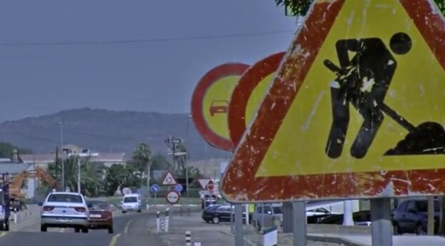 Señalización de obras en la carretera de Guadalupe. :: f. h.