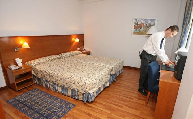 Imagen de archivo de una habitación de un hotel de Cáceres.