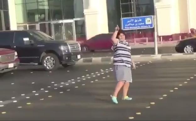La Policía de Arabia Saudí detiene a un adolescente por bailar la Macarena en la calle