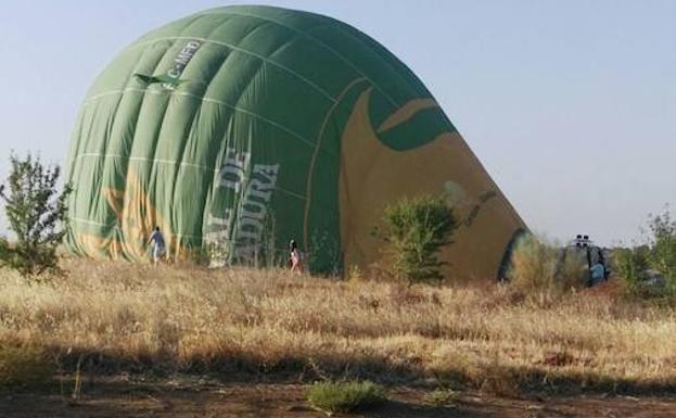 Imagen del globo recién aterrizado en la Pilara tomada por los vecinos de la zona.