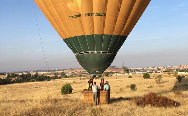 Imagen principal - Un globo aerostático aterriza en La Atalaya sorprendiendo a los vecinos