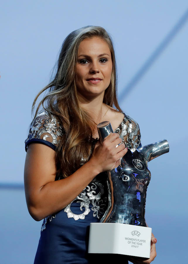Lieke Martens, con el premio a la mejor jugadora de la temporada.