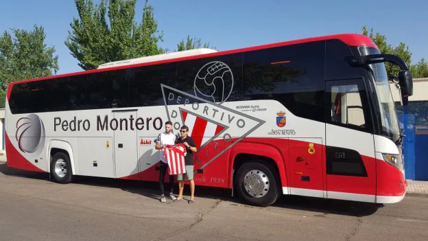 David Amorín y Pedro Montero, junto al autocar. :: e. d.