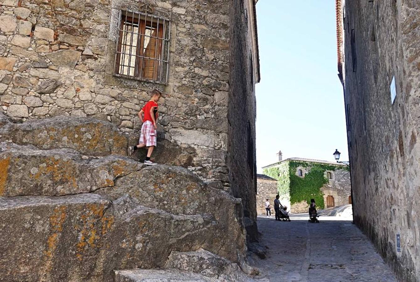 Un niño juega en una calle del casco antiguo de Trujillo. ::HOY
