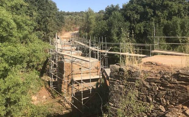 La Junta arregla el puente de Castañar de Ibor, una obra «clave» para los agricultores de la zona