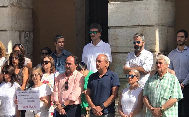 José Antonio Monago ha estado en el minuto de silencio convocado por el Ayuntamiento de Badajoz