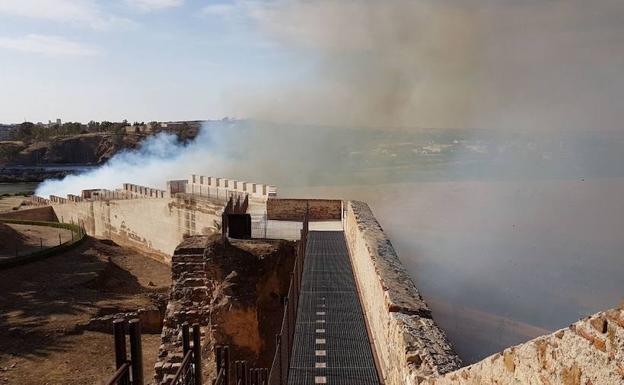Las llamas del fuego han alcanzado la barbacana de La Alcazaba de Badajoz.