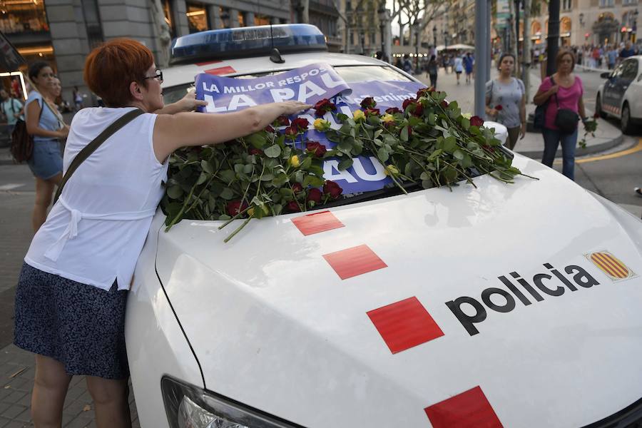 Miles de personas desbordan el paseo de Gràcia y el centro de Barcelona en una manifestación contra el terrorismo tras los atentados de la semana pasada, una protesta bajo el lema "No tinc por" (No tengo miedo) a la que asiste el Rey, el presidente del Gobierno, Mariano Rajoy, y los presidentes autonómicos, entre otras autoridades. 