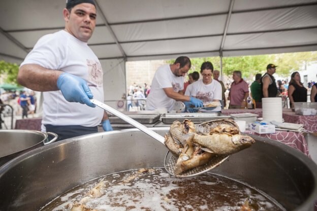 La elaboración. El Catering San Jorge ha sido la empresa encargada de cocinar los 900 kilos de tenca. :: jorge rey