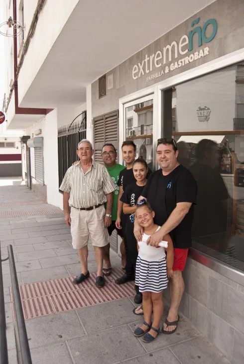 De izquierda a derecha, Francisco Rubio, Vicente Rubio, Almudena Márquez, David Fort y Pedro Rubio con una de sus hijas. :: armero