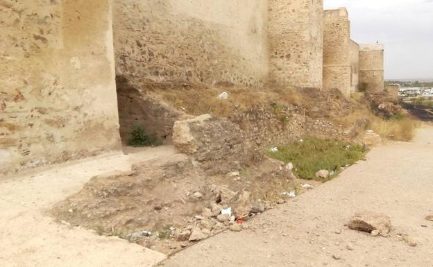 Denuncian actos vandálicos con daños irreversibles en la Alcazaba de Badajoz