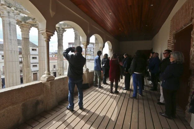 Primeros visitantes del Palacio de los Corbos tras su restauración en abril del año pasado. :: J. M. ROMERO