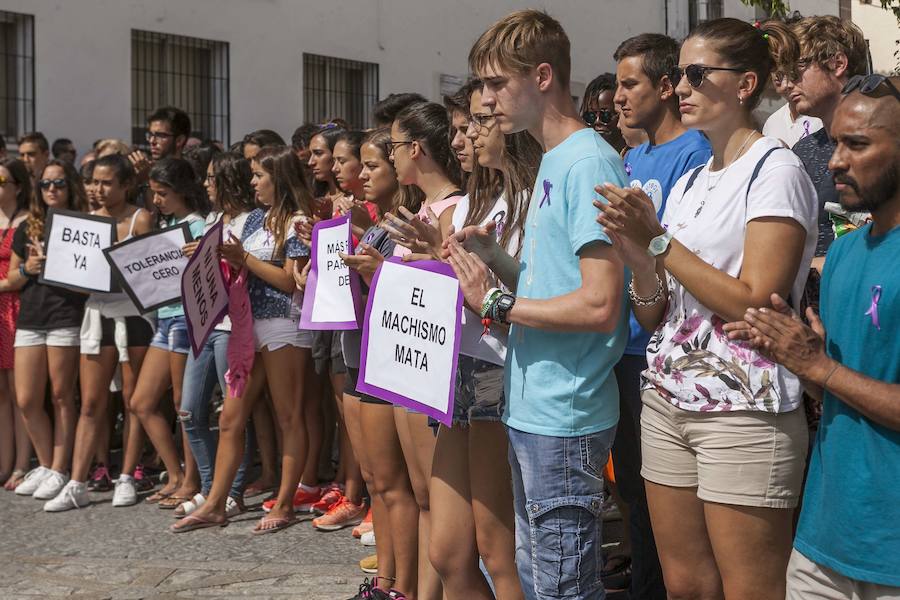 Vecinos y amigos de Sofía Tato mostraron su repulsa contra los asesinatos machistas durante su entierro.