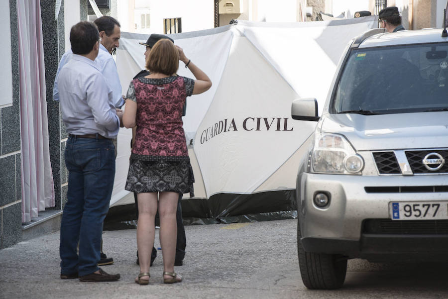Momentos en el que la Guardia Civil y autoridades se desplazan hasta la casa de Arroyo de la Luz en la que el marido presuntamente asesinó a Sofía Tato.