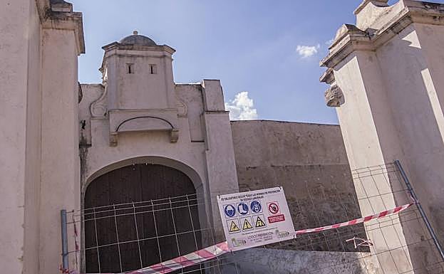 Uno de los accesos al Hornabeque cerrado con motivo de las obras. :: Pakopí