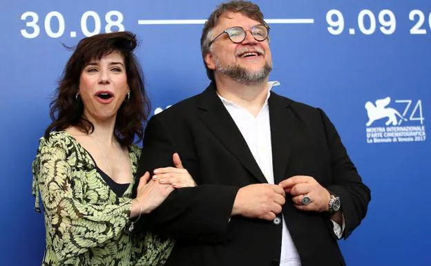 Guillermo del Toro (d.) y Sally Hawkins (i.).