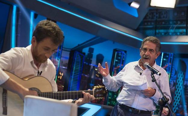 El presidente de Cantabria, Miguel Ángel Revilla, cantando 'Viento del Norte' junto a Pablo Motos, durante un programa de El Hormiguero el año pasado. / 