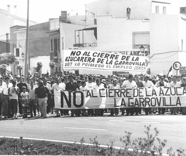 Manifestación en junio de 1996 en La Garrovilla por el cierre de la azucarera de la empresa Ebro. :: Brígido