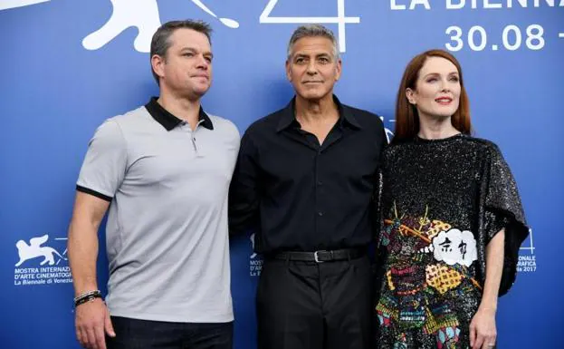 George Clooney posa junto a Matt Damon y Julianne Moore.