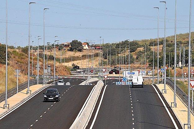 Vehículos circulando en el acceso de Plasencia a la A-66 por la carretera de Montehermoso, abierto por completo en agosto.