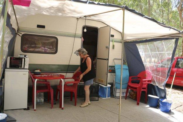 Una mujer acondiciona su autocarava en el camping del Vivero de Mérida.