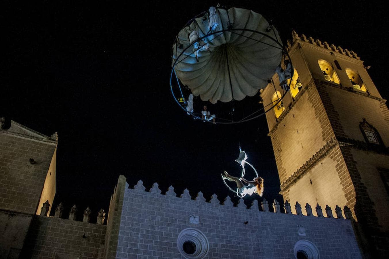 La danza aérea fue la protagonista del espectáculo inaugural de La Noche en Blanco.