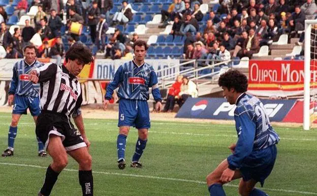 Ezequiel Castillo controla un balón durante un CD Badajoz- Recreativo de Huelva de 1999. 