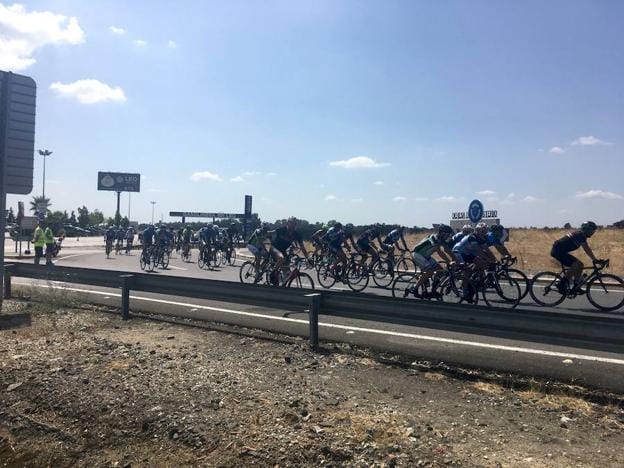 El pelotón de cliclistas participantes en la ruta cicloturista, a su paso el sábado por El Culebrín.