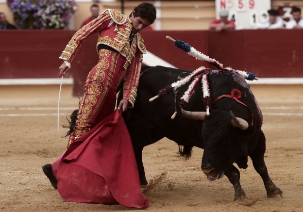 Muletazo del matador francés Sebastián Castella a uno de los toros que lidió ayer en Bayona. :: afp