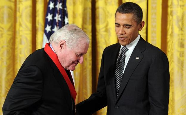 El poeta John Ashbery recibe de manos de Obama la Medalla Nacional de Humanidades.